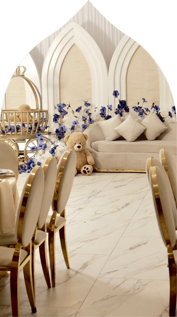 Elegante banketzaal met teddybeer en bloemen