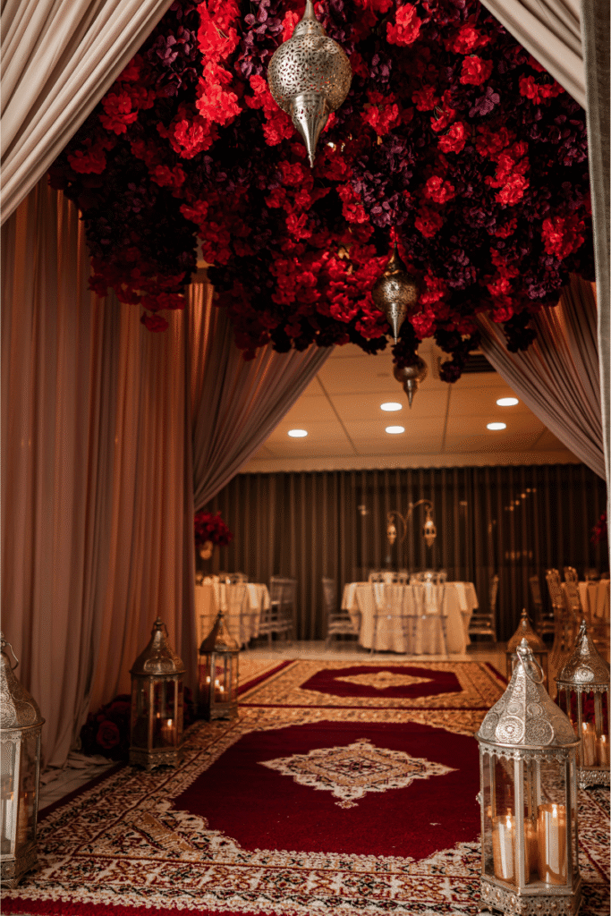 Mooie bruiloftdecoratie met tapijten en bloemendecor.