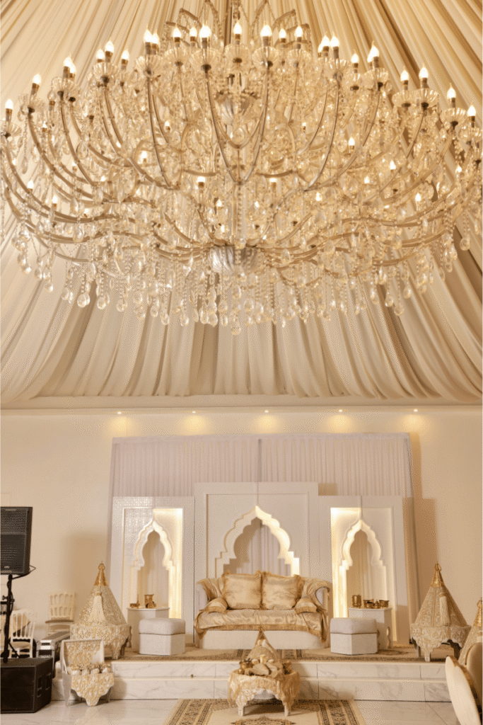 Luxe gouden interieur met kroonluchter en bank