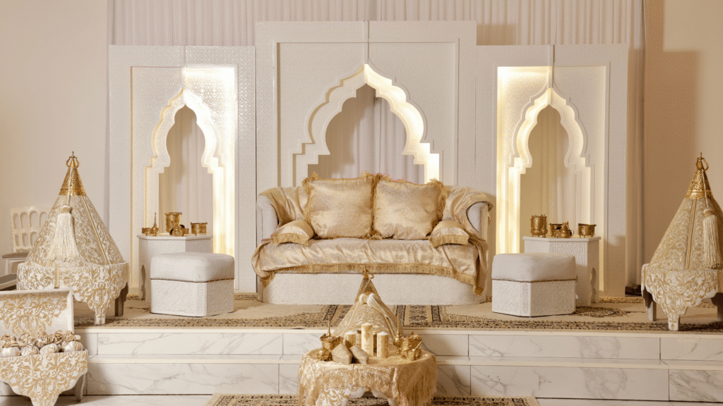 Luxueuze Marokkaanse huwelijksbanket met gouden decoraties.