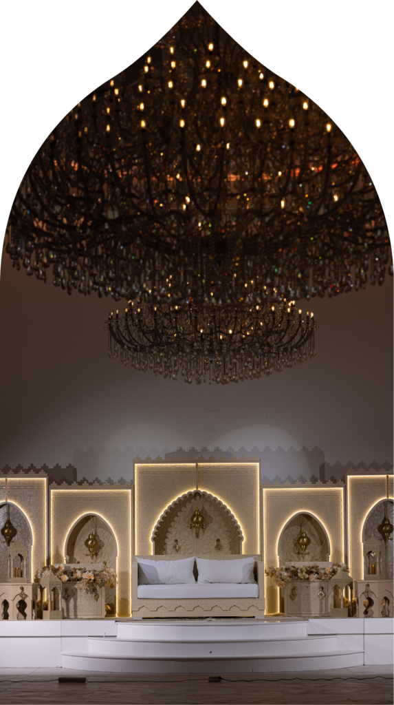 Verlichte bank en kroonluchter met islamitische motieven