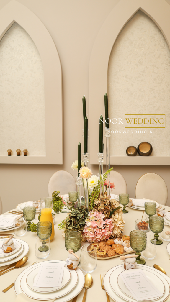 Elegante bruiloftstafel met bloemen en kaarsen