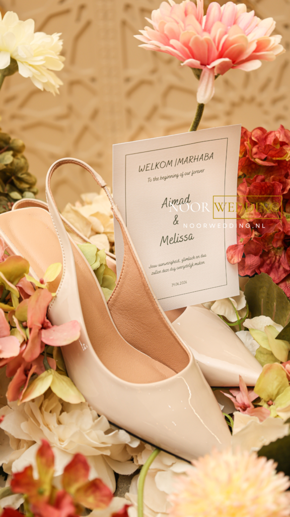Trouwkaart met beige hakken en kleurrijke bloemen